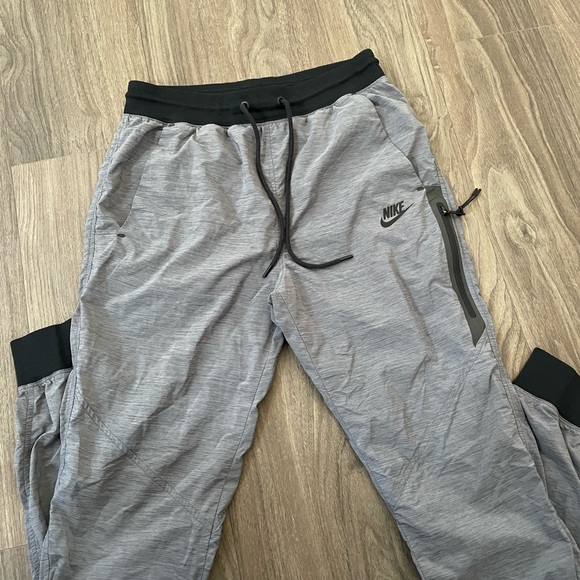 Nike grey women’s windbreaker pants - Picture 3 of 4